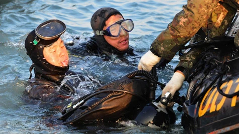 Các thợ lặn trong vụ chìm phà Sewol (ảnh: twwwn)